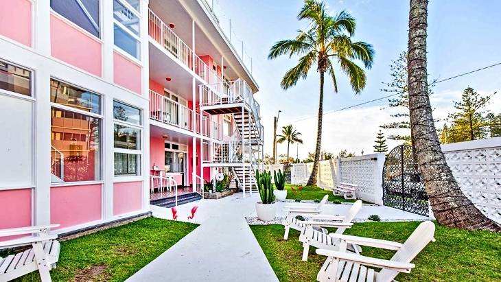 Miami Vibe: The Retro Pink Hotel On The Beach In Queensland | ellaslist