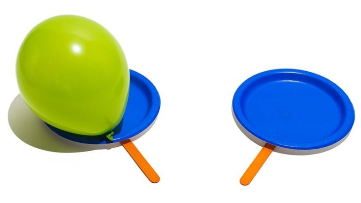 Indoor activities for kids - Balloon tennis