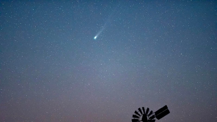 The Magical 'Christmas Comet' Blazes Across the Australian Sky | ellaslist