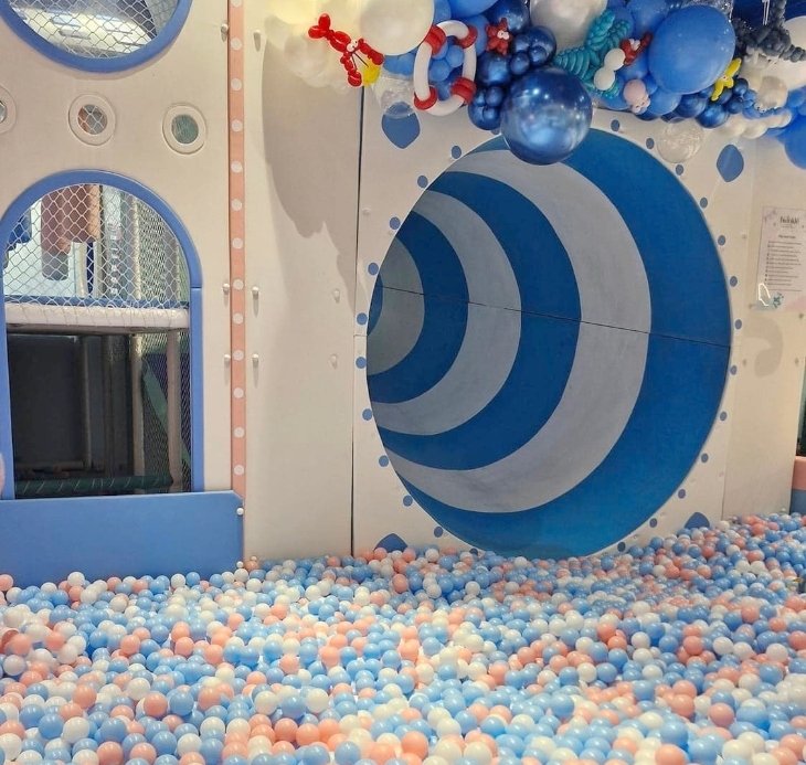 Indoor ball pit